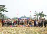 Photo of Polres Bengkayang bersama Poktan Panen 5 Ton Jagung di Lahan Eks PETI