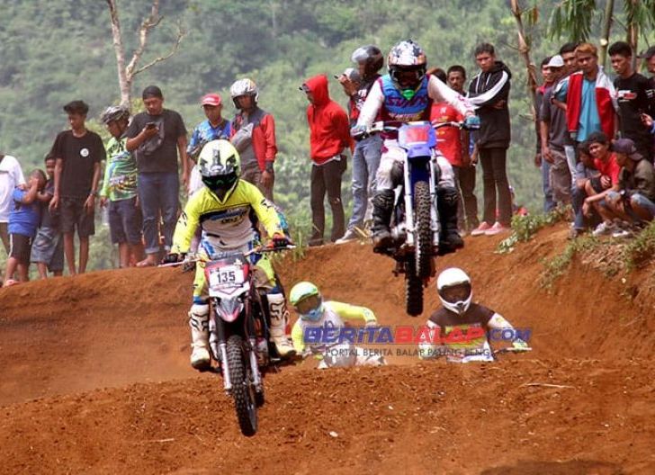 Photo of Dutono Dwijaya Soroti Pelaksanaan Kejurprov Grasstrack Kalbar Putaran 3 di Sirkuit M33, Minta Evaluasi Menyeluruh
