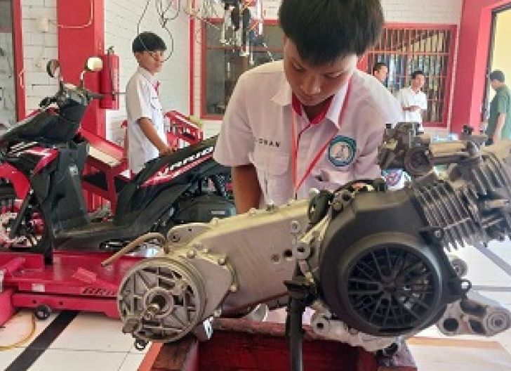 Photo of Sukses Cetak Lulusan Terbaik Lewat Ujian Kompetensi Keahlian, SMKS Bahtera Jagoy Babang Dapat Dukungan Astra Motor Kalbar