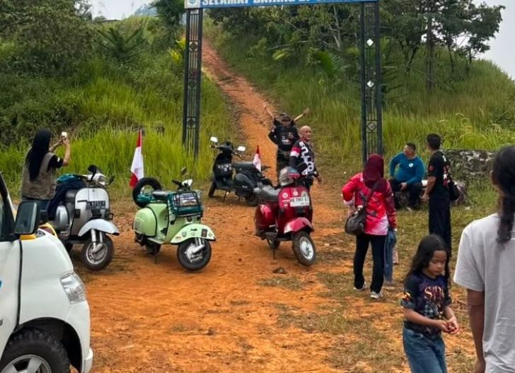 Photo of Mengayuh Persaudaraan, Mengibarkan Merah Putih: Jejak Kemanusiaan Touring Merah Putih ke-8 FRKP West Borneo Vespa Lovers