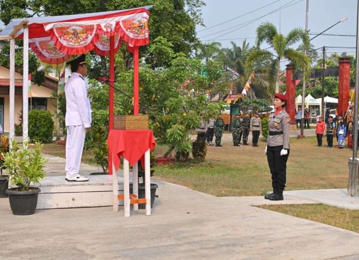 Photo of Brigpol Elisabet Torehkan Sejarah di Kembayan, Polwan Pertama Jadi Komandan Upacara HUT RI
