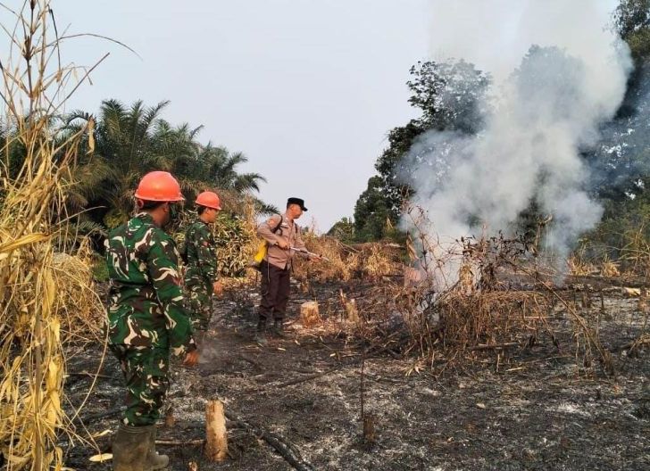 Photo of Dua Hotspot Terdeteksi, Polsek Kembayan Turun Langsung Pastikan Api Telah Padam