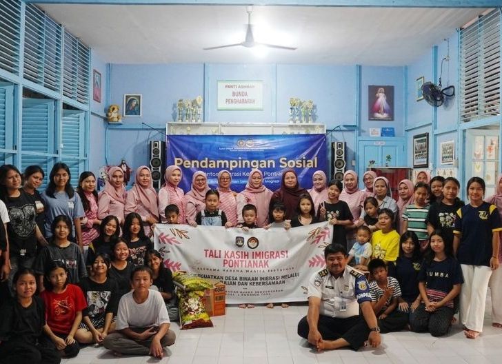 Photo of Imigrasi Kelas I Pontianak Kunjungi Panti Asuhan Bunda Pengharapan: PIMPASA Nggak Cuma Ngurus Paspor Namun Juga Rangkul Anak-anak Panti Asuhan yang Ditinggal Ortu ke LN, Salut