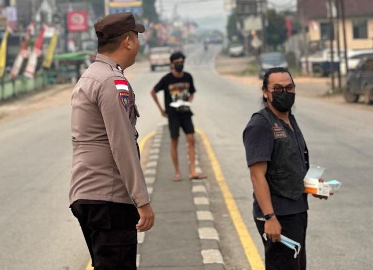 Photo of Masker Gratis untuk Warga Sosok, Wujud Kepedulian Polsek Tayan Hulu dan Black Jack MC