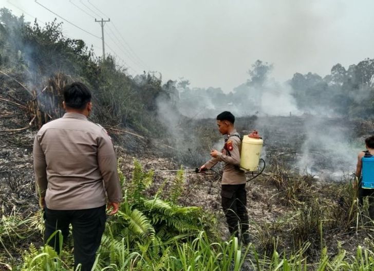 Photo of Polsek Sekayam Verifikasi 3 Titik Hotspot, Pastikan Kondisi Lahan Aman dan Api Padam