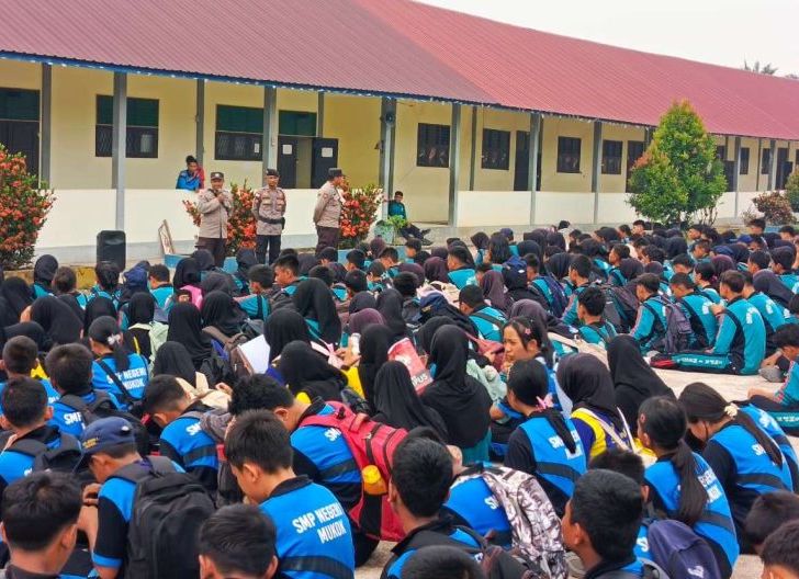 Photo of Bukan Sekadar Razia, Polsek Mukok Edukasi Pelajar untuk Tertib Berlalu Lintas