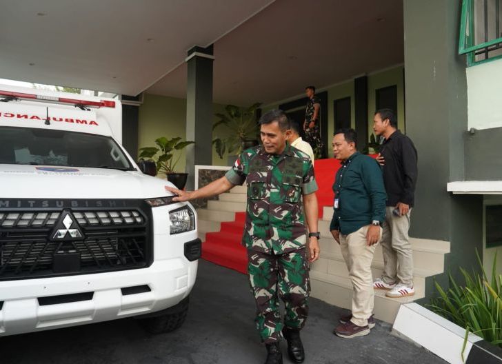 Photo of Sinergi Kemanusiaan, Kodam XII/Tpr Terima Bantuan Ambulans dari BRI Peduli
