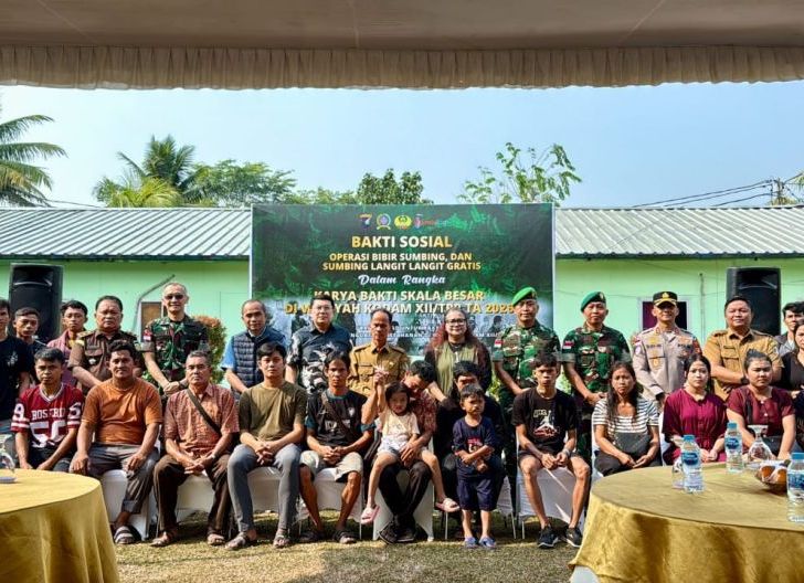 Photo of Wujud Kemanunggalan, TNI AD Gelar Bakti Sosial Operasi Bibir Sumbing bagi Puluhan Warga Sintang