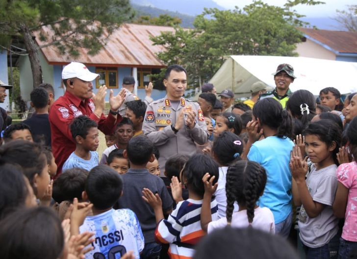 Photo of Di Tengah Pemulihan Pascagempa, Kasatgas Humas Hibur Anak-anak