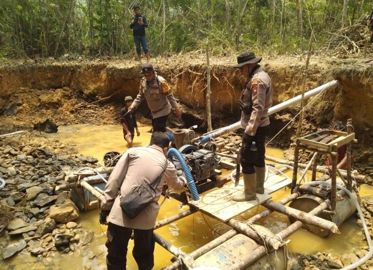 Photo of Tindaklanjut Keluhan Warga. Polsek Meliau Hentikan Aktivitas PETI di Sungai Embuan