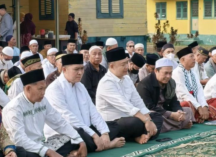 Photo of Salat Istisqa di Keraton Matan, Bupati Alexander Wilyo Ajak Warga Perkuat Ikhtiar dan Kebersamaan