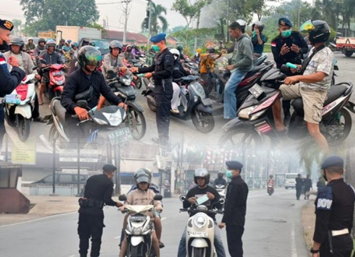Photo of Lindungi Warga dari Paparan Asap Karhutla, Brimob Kalbar Bagikan Masker Gratis
