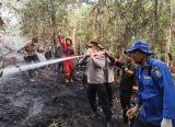 Photo of Kapolres Sanggau Berjibaku Bersama Tim Gabungan Padamkan Karhutla di Segole, Api Berhasil Dikendalikan