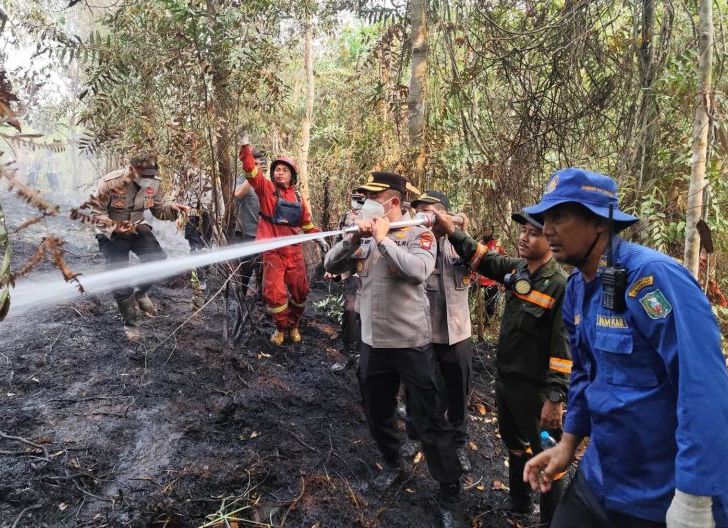 Photo of Kapolres Sanggau Berjibaku Bersama Tim Gabungan Padamkan Karhutla di Segole, Api Berhasil Dikendalikan