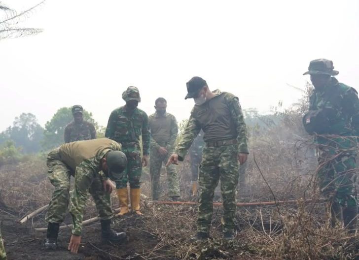 Photo of Tindak Lanjut Arahan Presiden, Pangdam XII/Tpr Tinjau Langsung Pemadaman Karhutla di Rasau Jaya