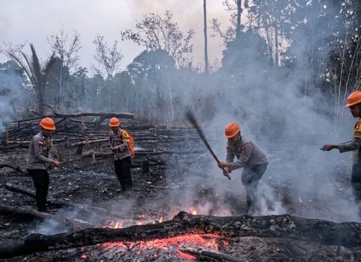 Photo of Gerak Cepat Cegah Karhutla, Lima Lokasi di Sekayam Dipadamkan dan Terus Dipantau
