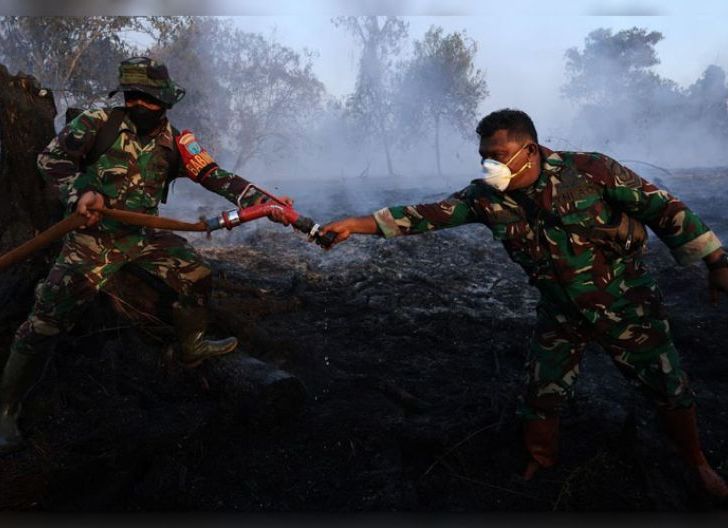 Photo of Edi Imbau Warga Perketat Perlindungan Diri, Asap Karhutla Selimuti Pontianak