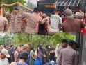 Bantu Warga Hadapi Kemarau Panjang, Brimob Kalbar Salurkan Air Bersih