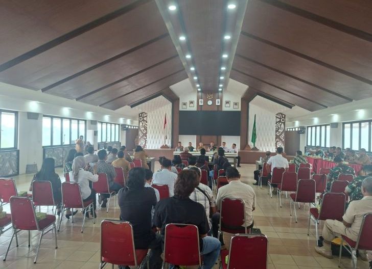 Photo of Kedepankan Pendekatan Humanis, Danrem 121/Abw Pimpin Mediasi Penyelesaian Aset Lahan TNI AD di Pasar Sanggau Ledo