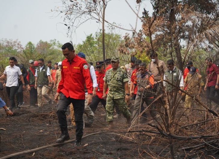 Photo of Tinjau Penanganan Karhutla Bersama Menhut, Kasdam XII/Tpr: Sinergi Kunci Utama Padamkan Api