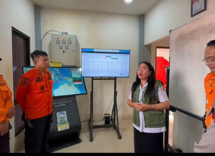 Photo of Wabup Sanggau & Komandan Satgas Karhutla Susana Herpena Tinjau Posko Terpadu BPBD Sanggau