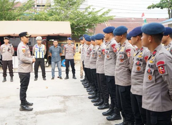 Photo of Perkuat Penanganan Karhutla, Satu Pleton BKO Brimob Tiba di Bengkayang