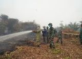 Photo of Turut Padamkan Api, Danrem 121/Abw Turun Langsung Tinjau proses Pemadaman Karhulta di Wilayah Kabupaten Mempawah