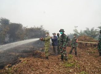 Turut Padamkan Api, Danrem 121/Abw Turun Langsung Tinjau proses Pemadaman Karhulta di Wilayah Kabupaten Mempawah