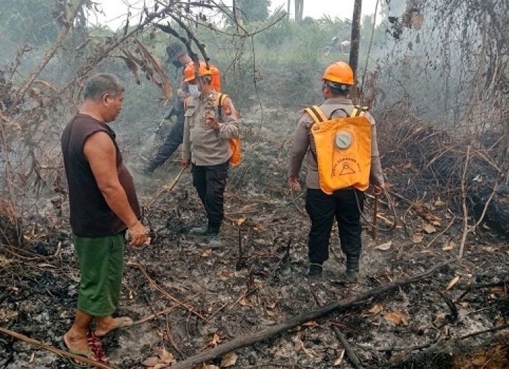 Photo of Enam Titik Karhutla di Sekayam Dipadamkan, Polsek dan Warga Perkuat Monitoring
