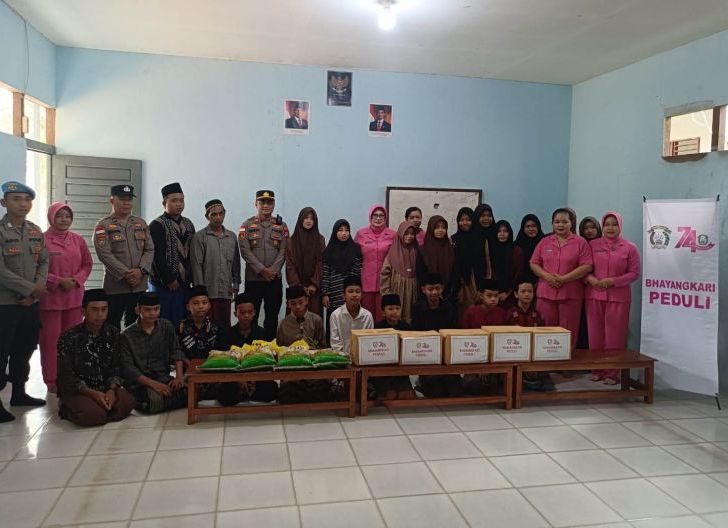 Photo of Polsek Tayan Hulu Salurkan Bansos ke Ponpes Al-Ikhsan, Perkuat Kepedulian di Tengah Musim Kemarau