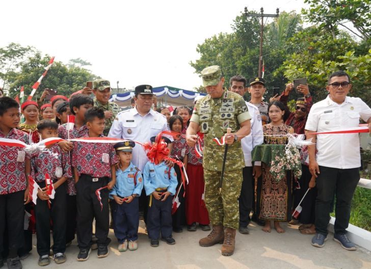 Photo of Akses Warga Desa Kampung Baru Kian Mudah, Pangdam XII/Tpr Resmikan Jembatan Merah Putih Bantuan Presiden