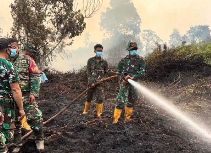 Photo of Prajurit Yonif TP 882/HB Bergerak Cepat Padamkan Karhutla di Kubu Raya