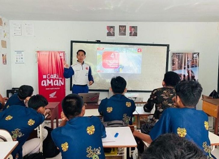 Photo of Wujudkan Generasi Muda Cari aman, Astra Motor Kalbar Gelar Edukasi SR di SMKN 9 Pontianak