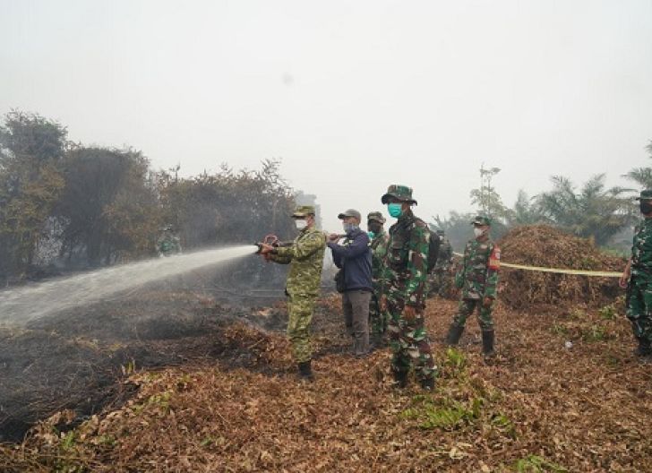 Photo of Turut Padamkan Api, Danrem 121/Abw Turun Langsung Tinjau proses Pemadaman Karhulta di Wilayah Kabupaten Mempawah