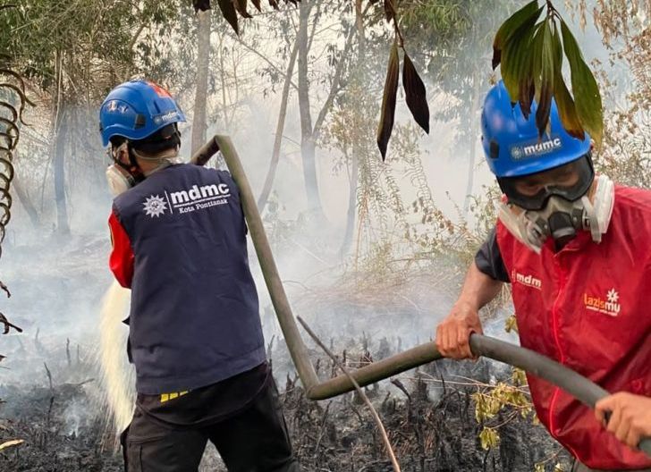 Photo of Keterbatasan Peralatan Tak Patahkan Semangat MDMC Kalbar Tangani Karhutla