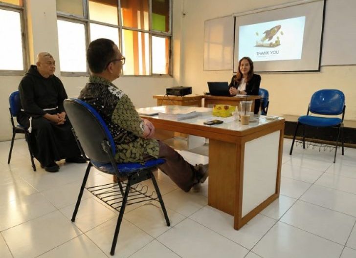 Photo of Bruder Stephanus Apresiasi Katherine Angela Oendoen, Teladan Perempuan yang Tak Pernah Berhenti Belajar
