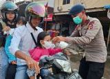 Photo of Dari Jalan untuk Warga, Polsek Tayan Hilir Bagikan Masker Cegah Dampak Kabut Asap