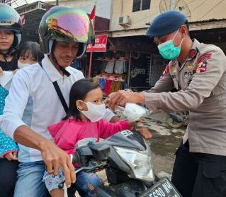 Dari Jalan untuk Warga, Polsek Tayan Hilir Bagikan Masker Cegah Dampak Kabut Asap