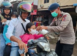 Dari Jalan untuk Warga, Polsek Tayan Hilir Bagikan Masker Cegah Dampak Kabut Asap