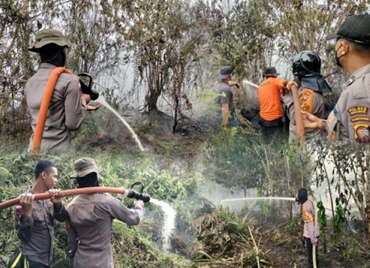 Photo of Gerak Cepat Tim Siaga Karhutla Brimob Kalbar Padamkan Kebakaran 16 Hektare Lahan di Singkawang