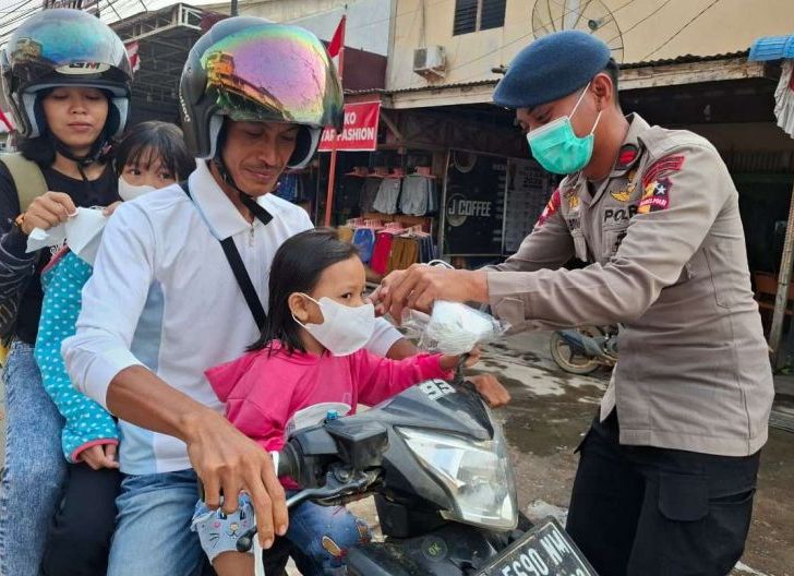 Photo of Dari Jalan untuk Warga, Polsek Tayan Hilir Bagikan Masker Cegah Dampak Kabut Asap