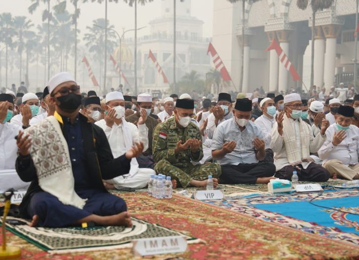 Photo of Memanjatkan Doa Diturunkan Hujan, Pangdam XII/Tpr Bersama Ribuan Warga Pontianak Laksanakan Shalat Istisqa