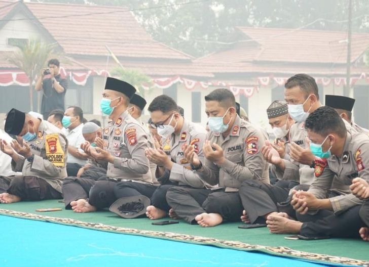 Photo of Kemarau Panjang dan Kabut Asap, Polres Bengkayang Gelar Salat Istisqa dan Doa Bersama Minta Hujan