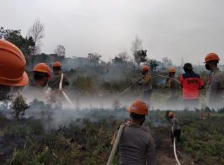 Cegah Karhutla Kembali Meluas, Tim Siaga Brimob Kalbar Padamkan Titik Api dan Lakukan Pembasahan Lahan di Kubu Raya
