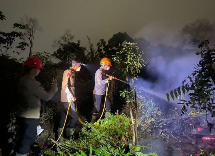 Photo of Personel BKO Brimob Polri Padamkan Karhutla di Tayan Hilir, Api Berhasil Dikendalikan