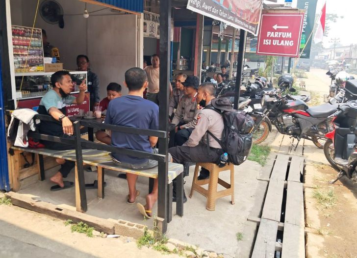 Photo of Tim Edukasi Lemdiklat Polri S2-STIK dan Bhabinkamtibmas Edukasi Warga Meliau Hilir Cegah Karhutla