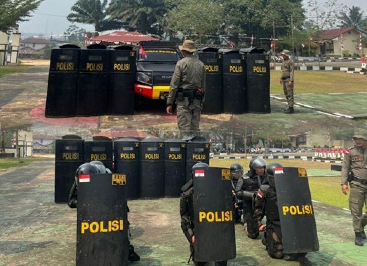 Photo of Rutin Berlatih, Brimob Kalbar Perkuat Profesionalisme dan Kesiapsiagaan Personel