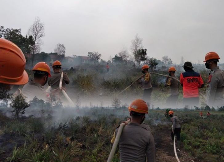 Photo of Cegah Karhutla Kembali Meluas, Tim Siaga Brimob Kalbar Padamkan Titik Api dan Lakukan Pembasahan Lahan di Kubu Raya