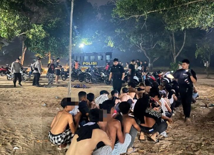 Photo of Tim Patroli Presisi Amankan Sekelompok Remaja di Pantai Gratis Singkawang