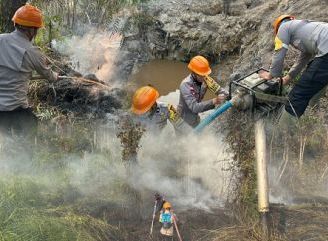 Cegah Api Meluas, Tim Siaga Karhutla Brimob Kalbar Padamkan Kebakaran Lahan di Sintang
